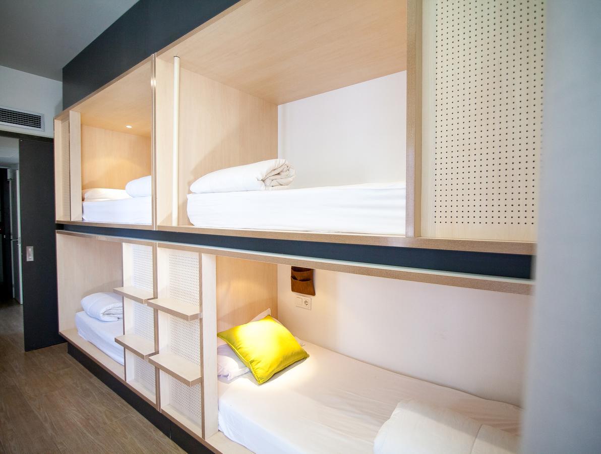 Cama em Dormitório Misto com 6 Camas e Casa de Banho Partilhada